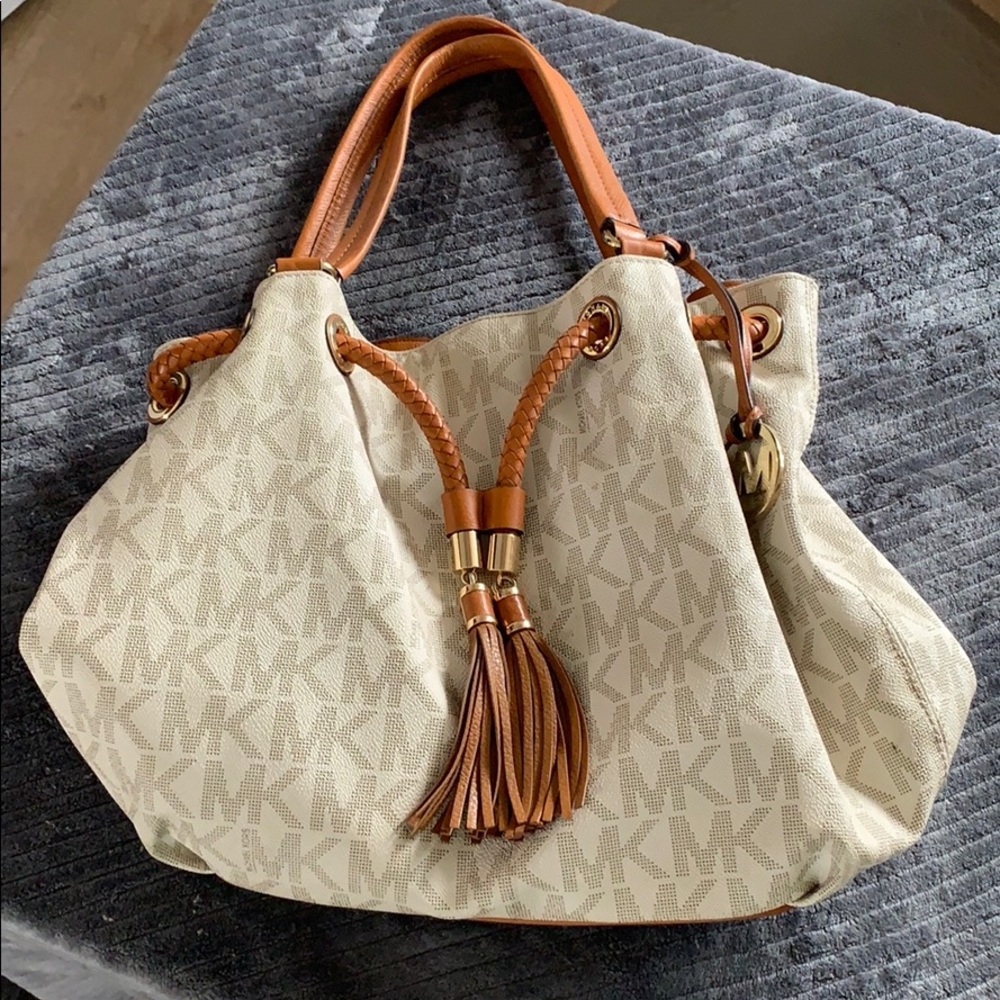 Michael Kors Bucket Bag in Vanilla & Acorn